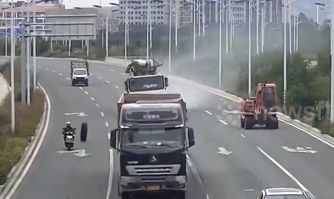 Khoảnh khắc lốp xe tải hạng nặng rời trục lăn trên đường