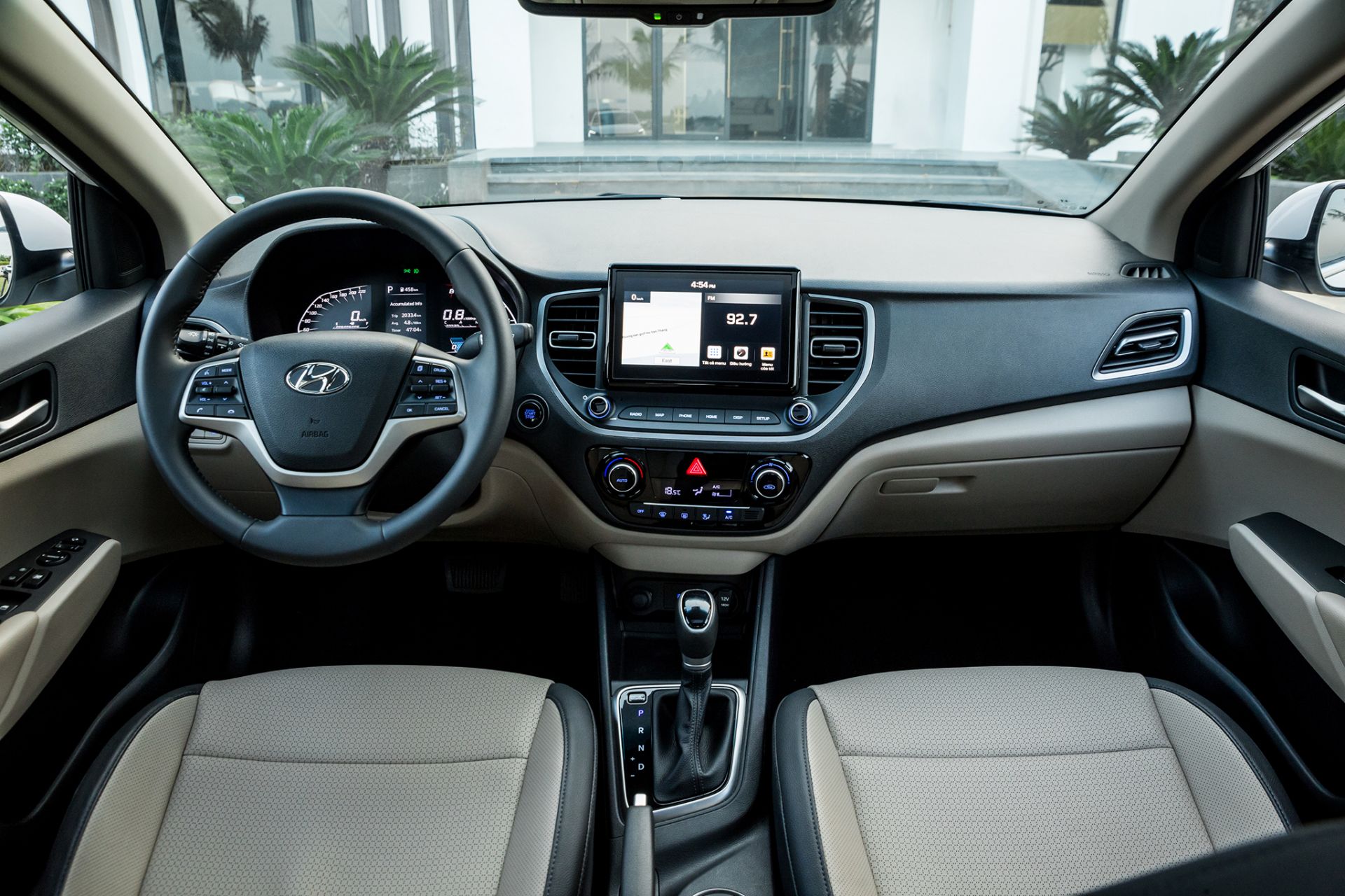 Hàng ghế trước của xe Hyundai Accent 2021