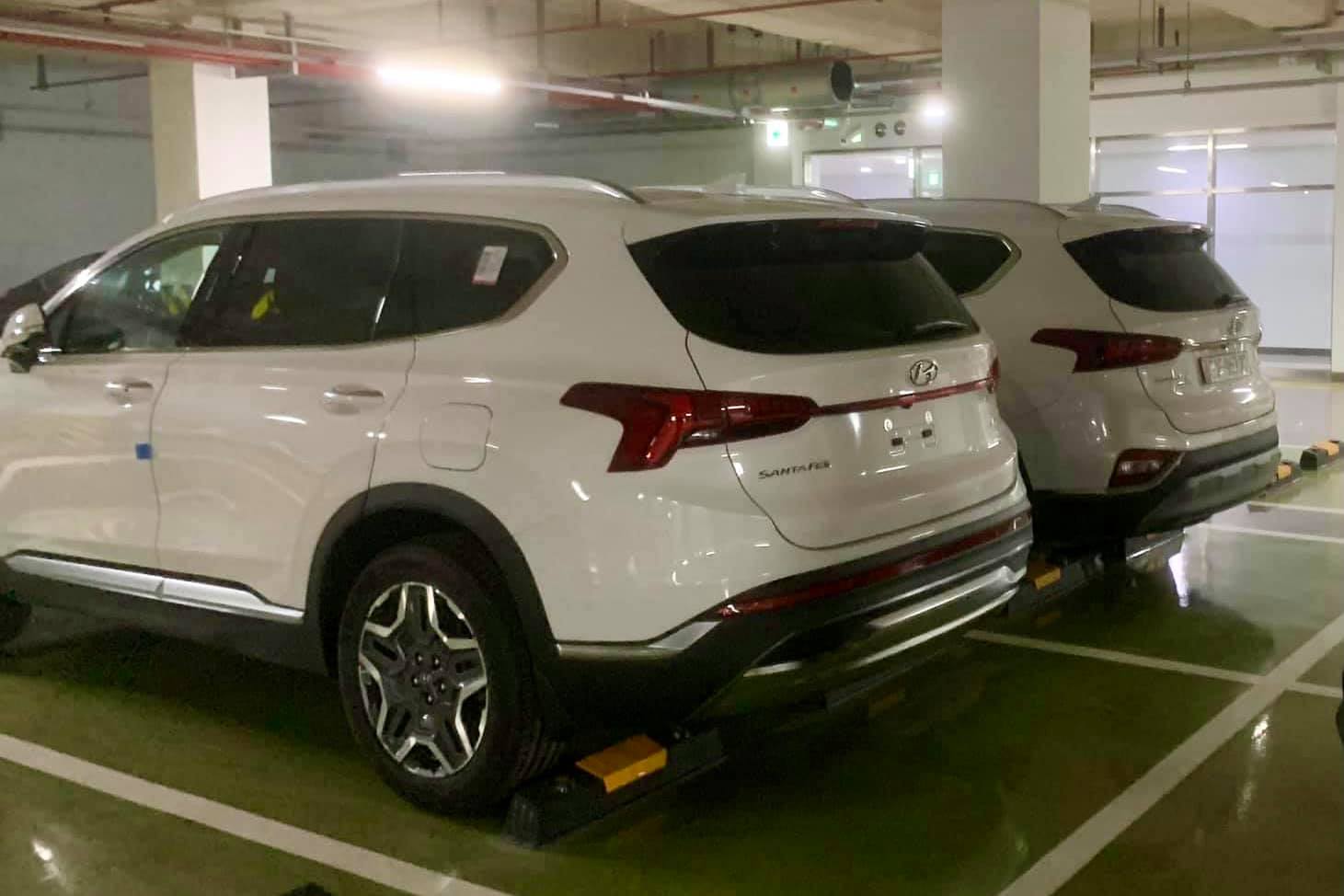 Đuôi xe Hyundai Santa Fe thế hệ hiện tại và bản nâng cấp