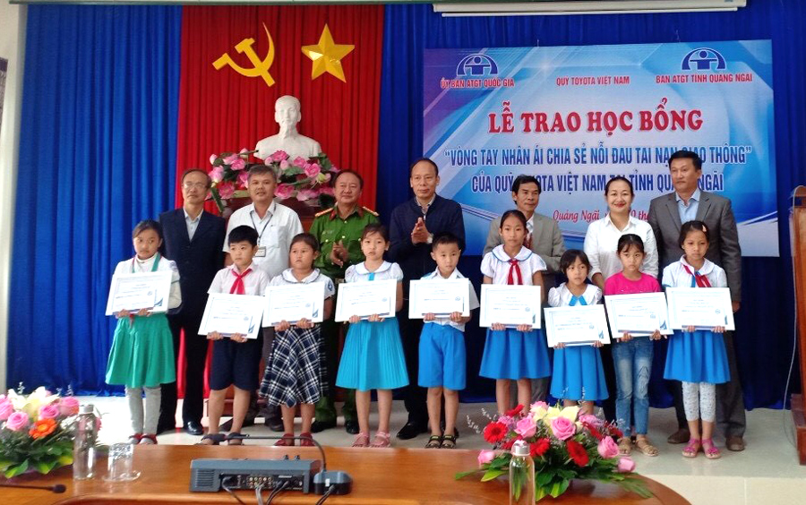 Các em học sinh nhận học bổng từ Quỹ Toyota Việt Nam