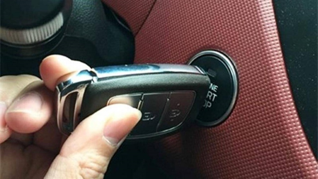 Chìa khóa bị dính trong ổ sau khi tắt máy