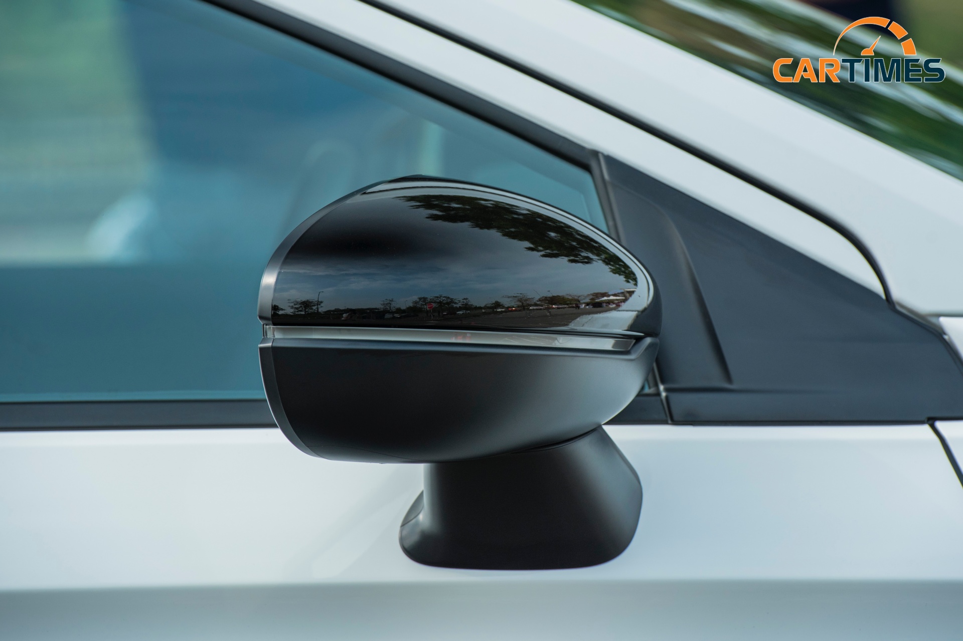 Gương chiếu hậu được đặt trên cửa trước, tách hẳn 1 khoảng rộng ở 2 bên giúp người lái dễ quan sát