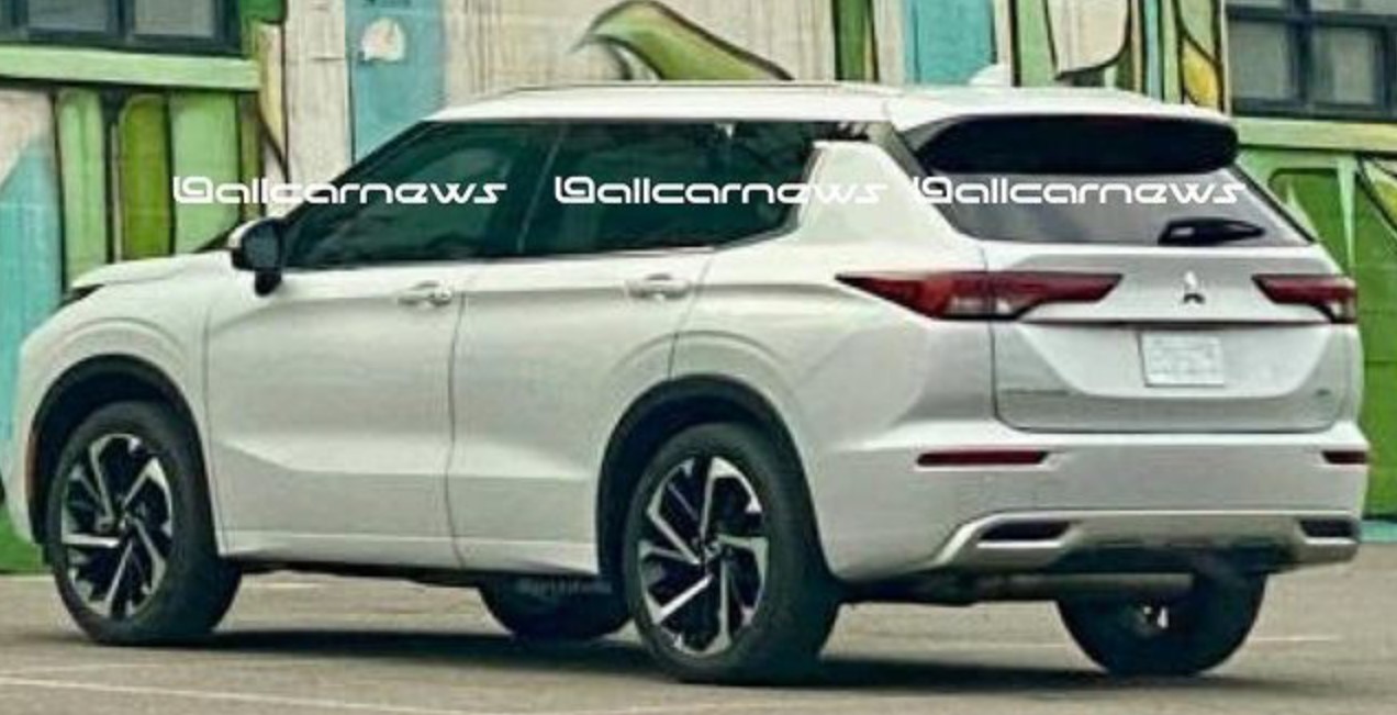 Cận cảnh SUV 7 chỗ Mitsubishi Outlander thế hệ thứ 4 trên đường phố