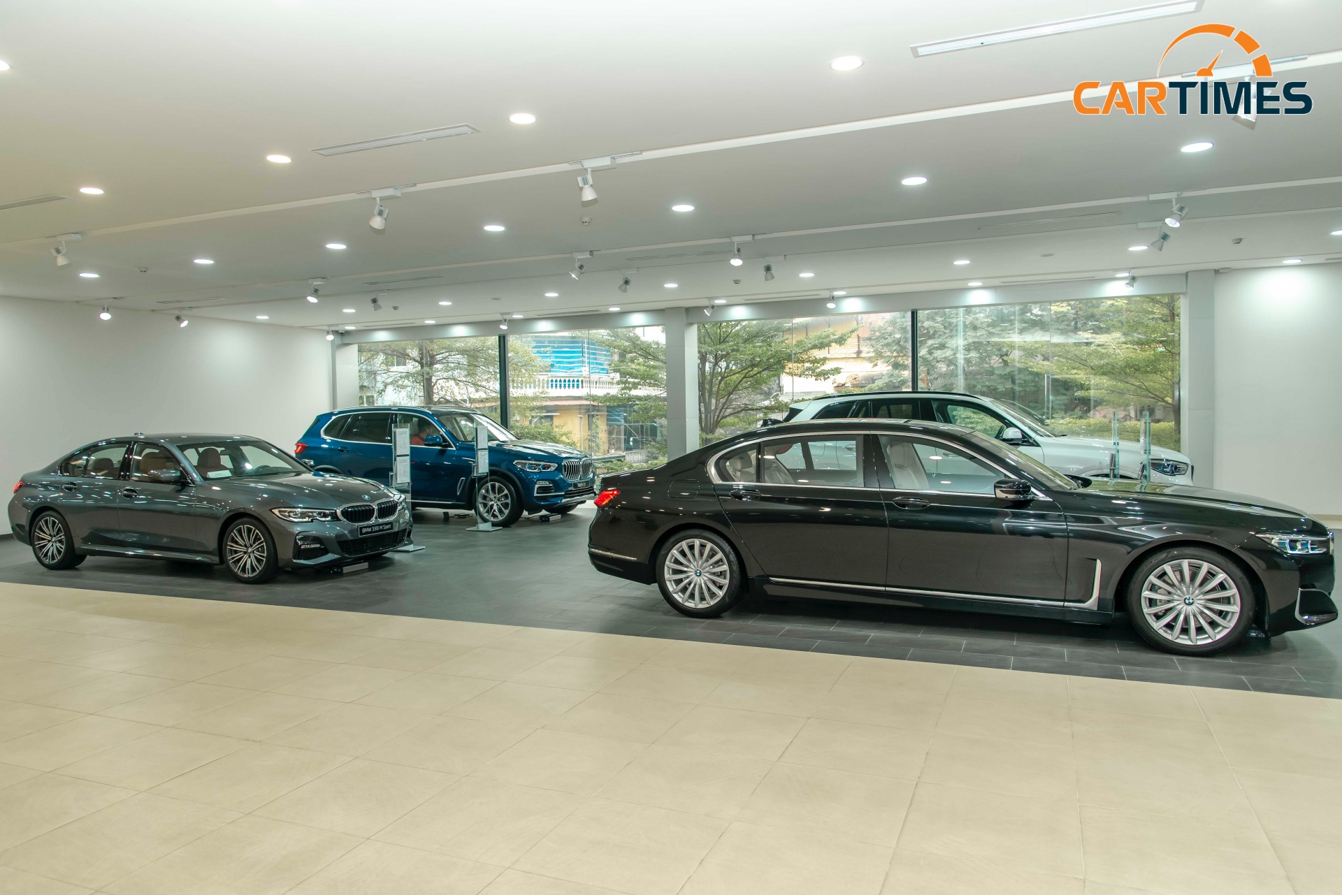 Khu vực trưng bày những mẫu xe cao cấp tại tầng 2 của BMW Lê Duẩn