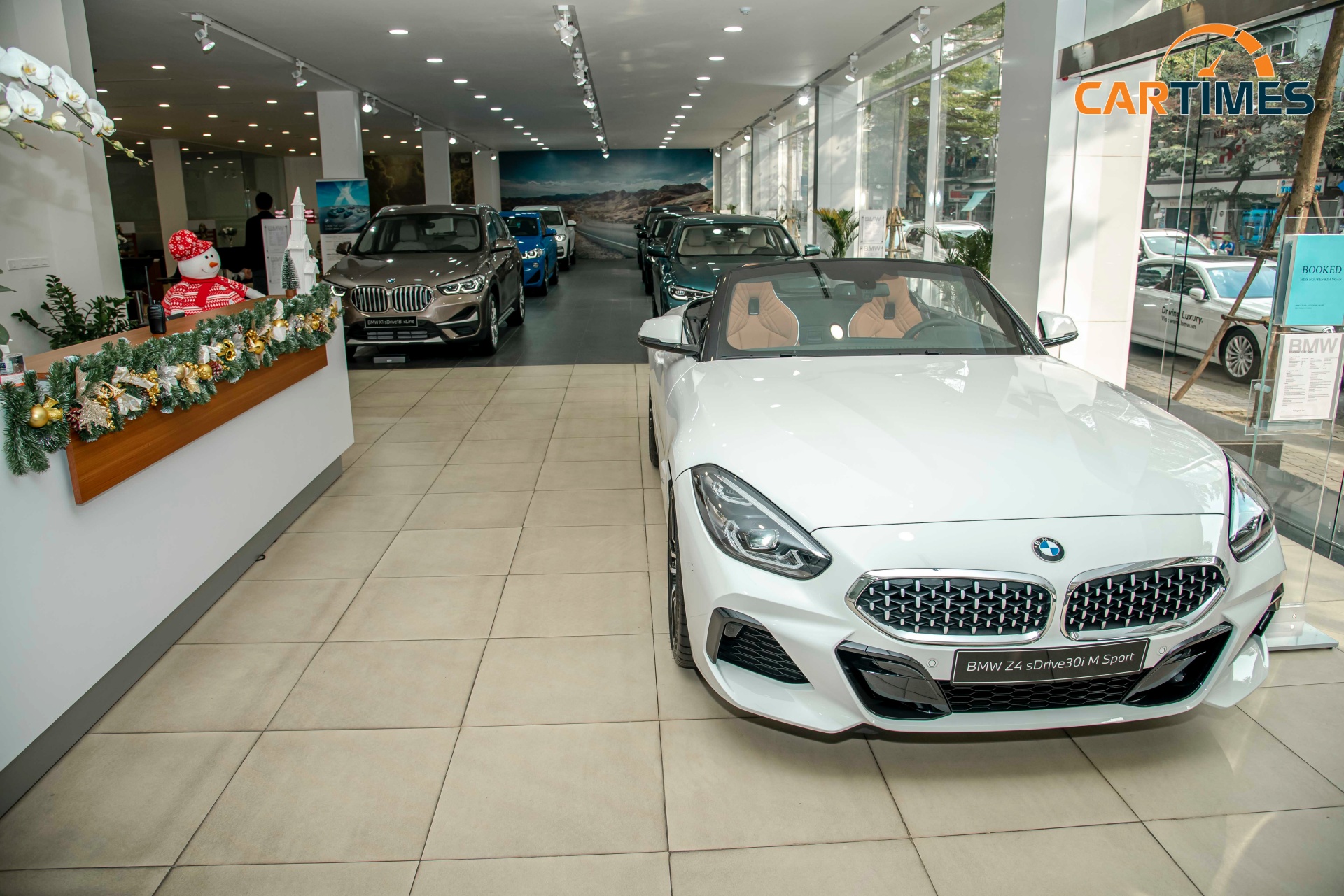 Khu vực trưng bày tầng 1 tại đại lý BMW Lê Duẩn