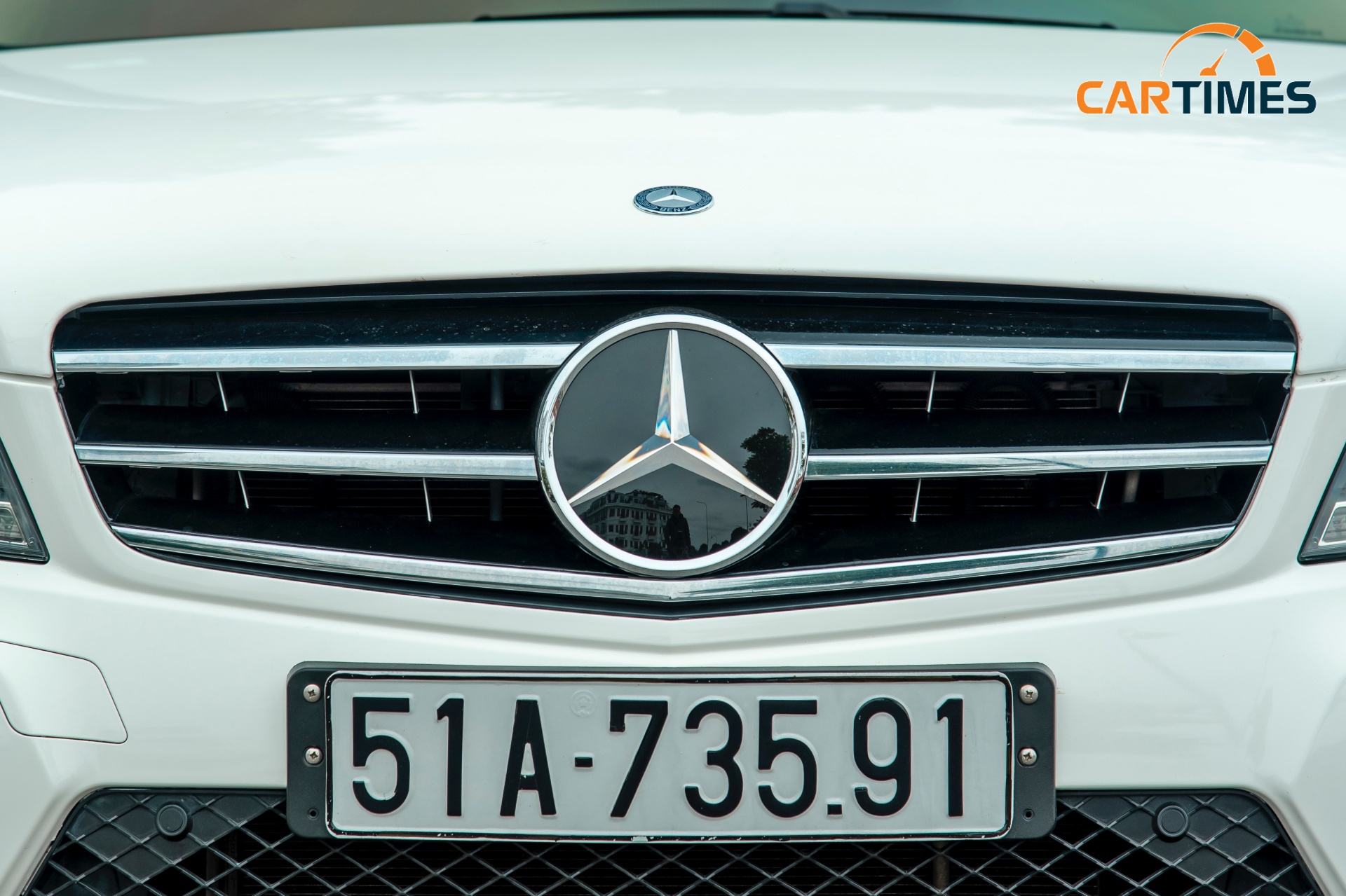 Mặt lưới tản nhiệt với logo Mercedes-Benz to bản