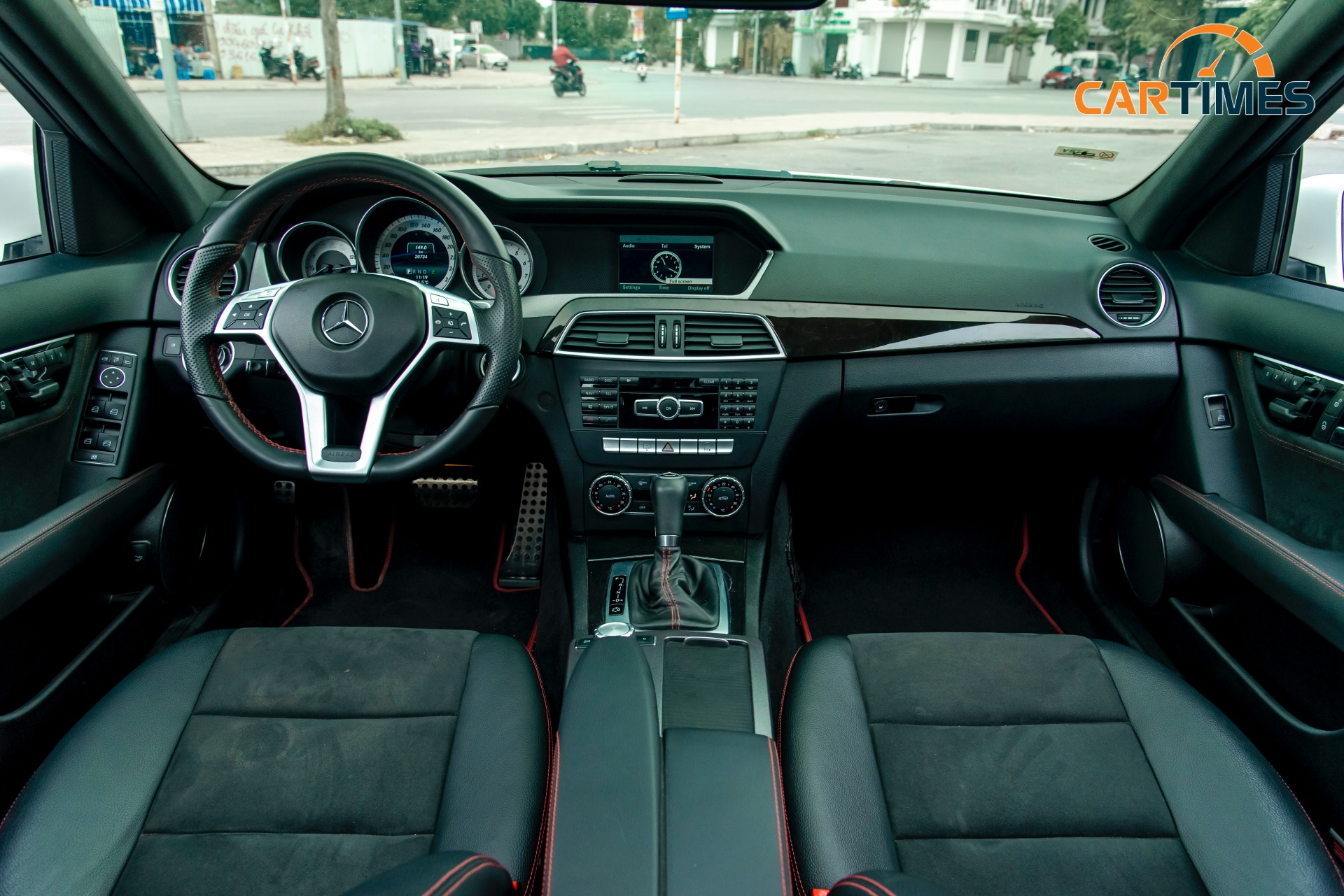 Hàng ghế trước của xe Mercedes-Benz C 300 AMG Plus đời 2014