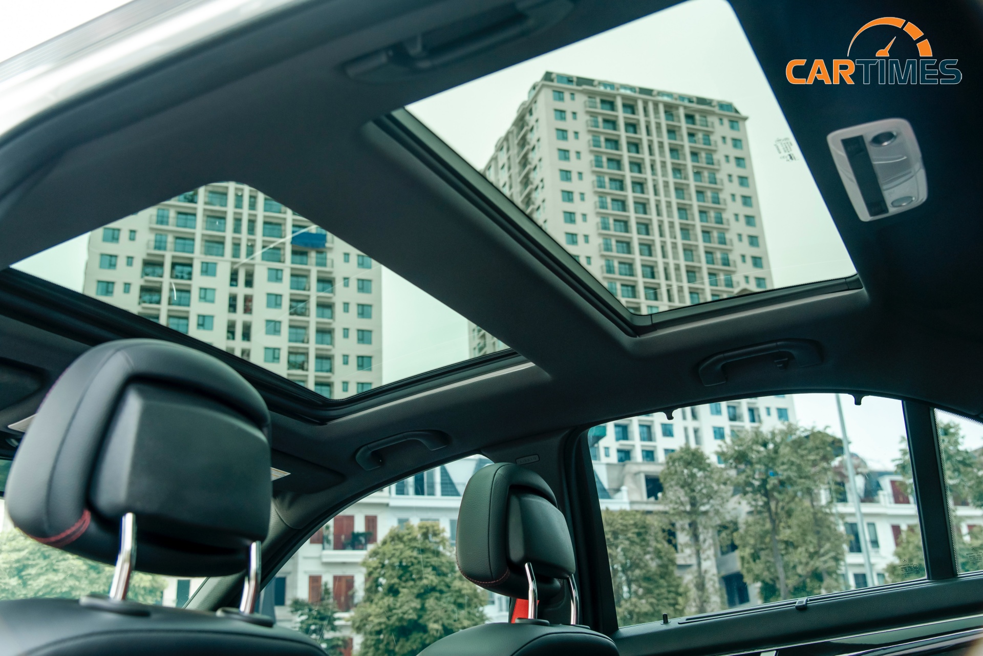 Cửa sổ trời kép trên xe Mercedes-Benz C 300 AMG Plus đời 2014