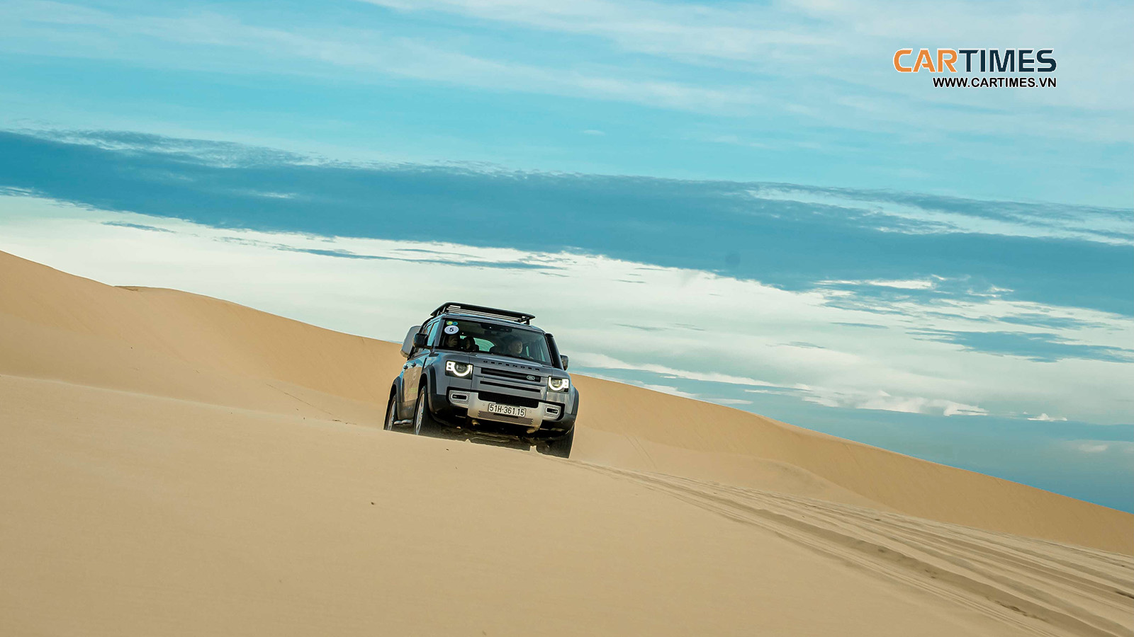 Defender chinh phục đồi cát