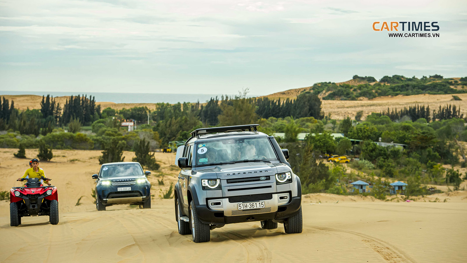 Thử nghiệm xe Land Rover trên đồi cát