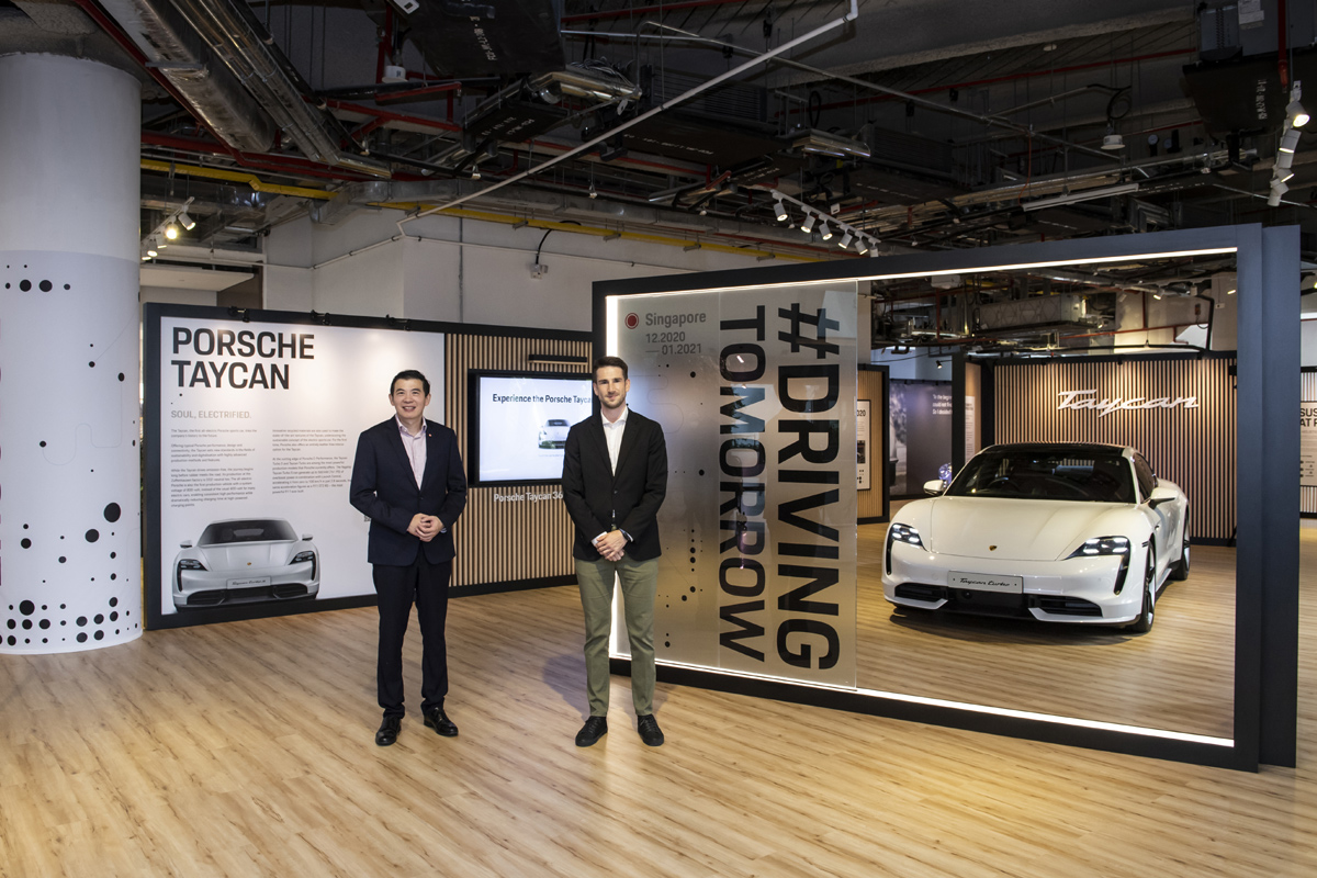 Lee Seow Hiang, Giám đốc điều hành Tập đoàn Sân bay Changi (trái) và Arthur Willmann, Giám Đốc Điều Hành Porsche Châu Á Thái Bình Dương (phải) có mặt tại không gian triển lãm “#DrivingTomorrow” tại sân bay Jewel Changi
