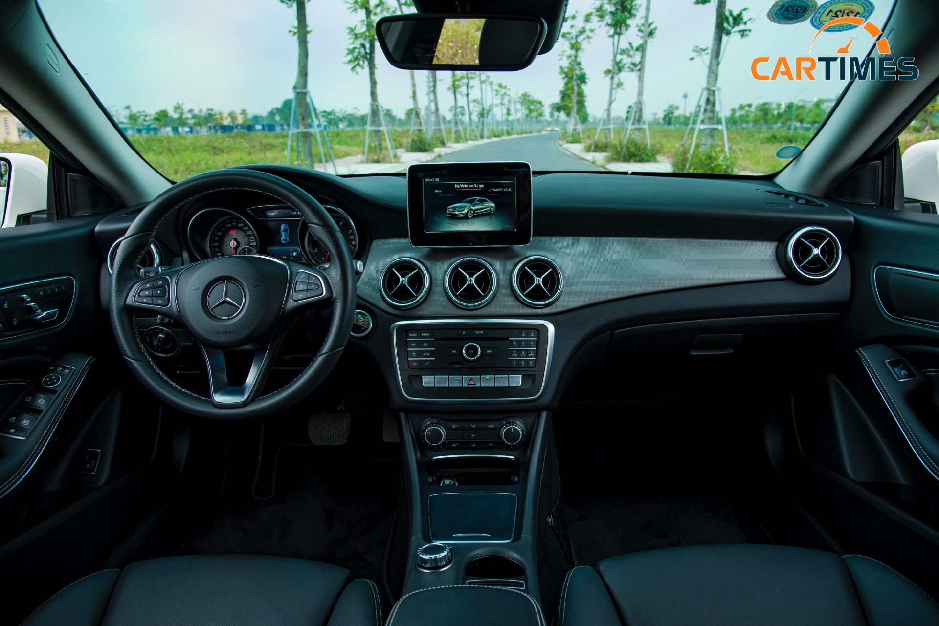 Hàng ghế trước của xe Mercedes-Benz CLA 200 2017