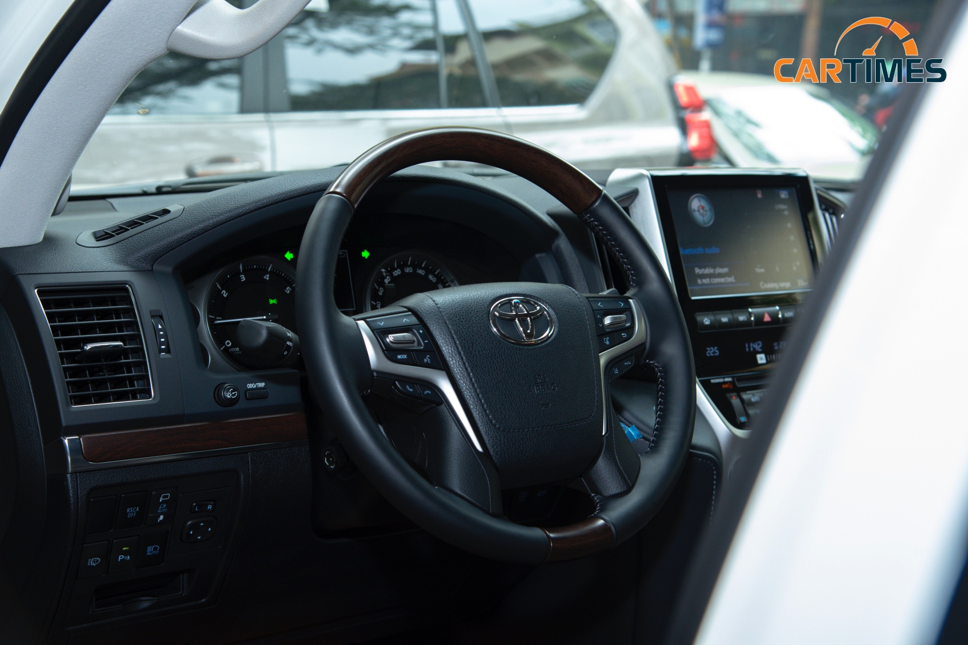 Vô lăng xe xe Toyota Land Cruiser VXS Executive Lounge 2021