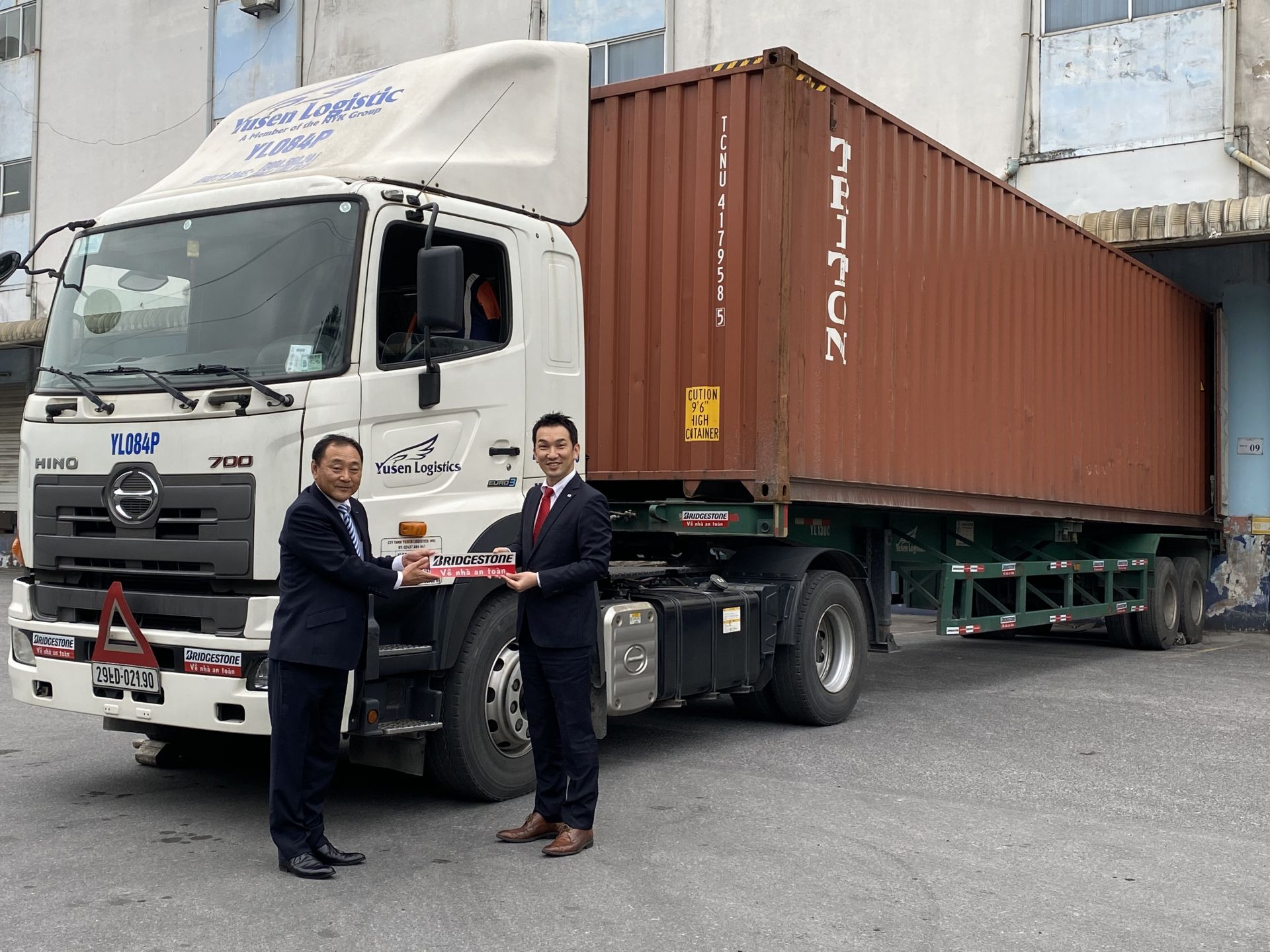 Ông Sadaharu Kato – Tổng giám đốc Bridgestone Việt Nam và ông Hidemichi Nakao - đại diện Công ty TNHH Yusen Logistics (Việt Nam) có mặt ở sự kiện trao tặng