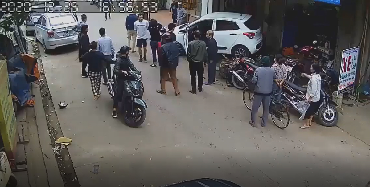 Hiện trường vụ tai nạn, nữ tài xế được nhiều người chạy lại giúp đỡ