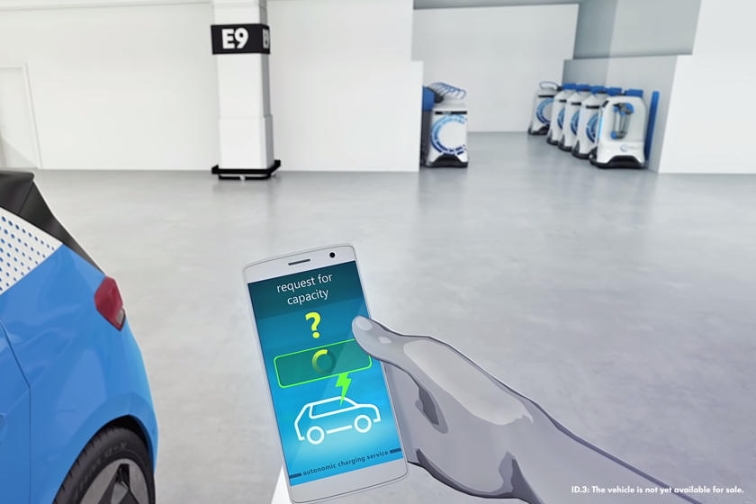 Volkswagen chế tạo robot giúp sạc ô tô điện