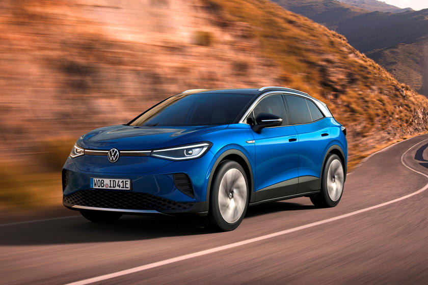 Volkswagen chế tạo robot giúp sạc ô tô điện