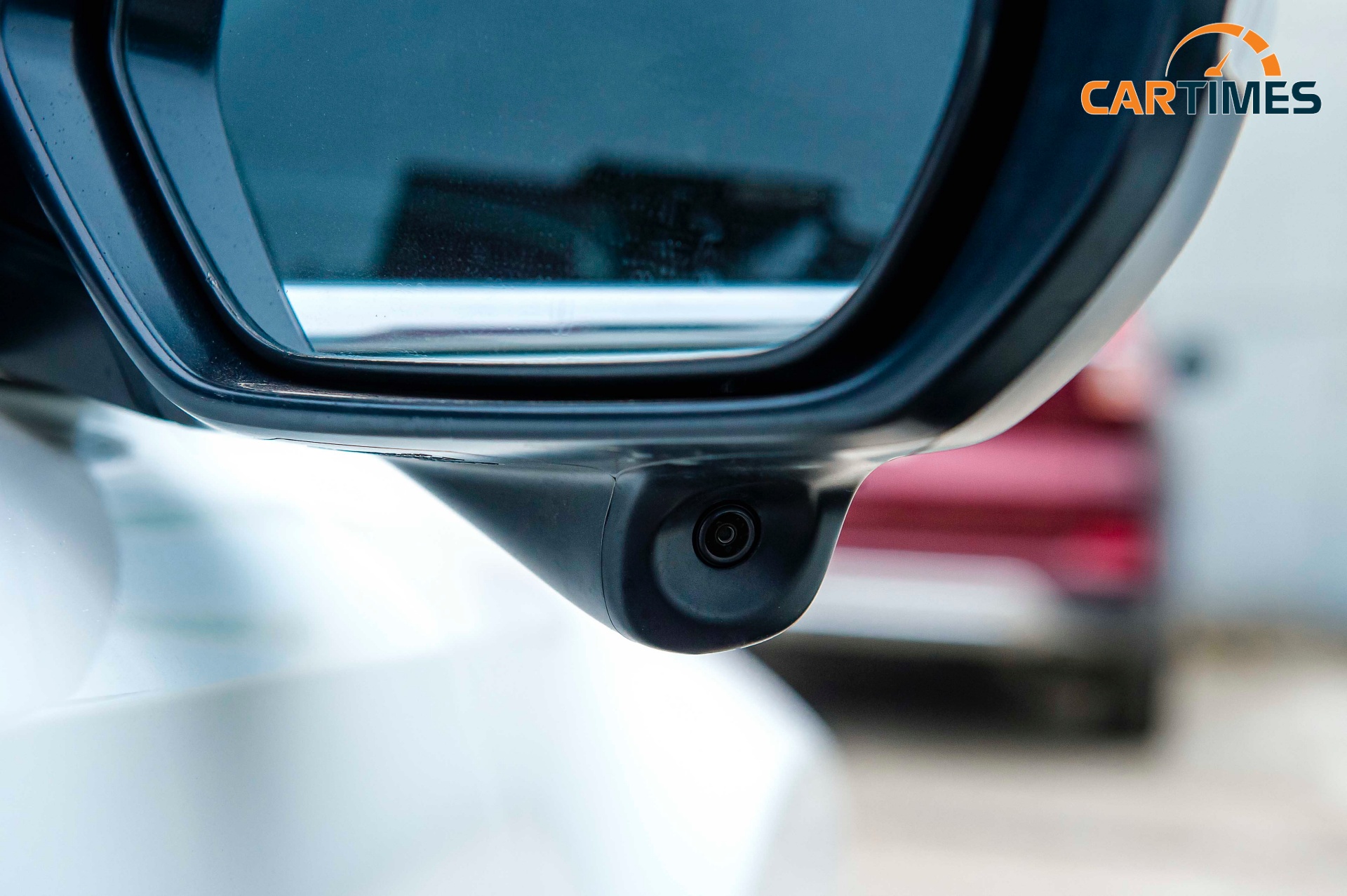 Camera ở gương chiếu hậu bên phải hỗ trợ lùi xe