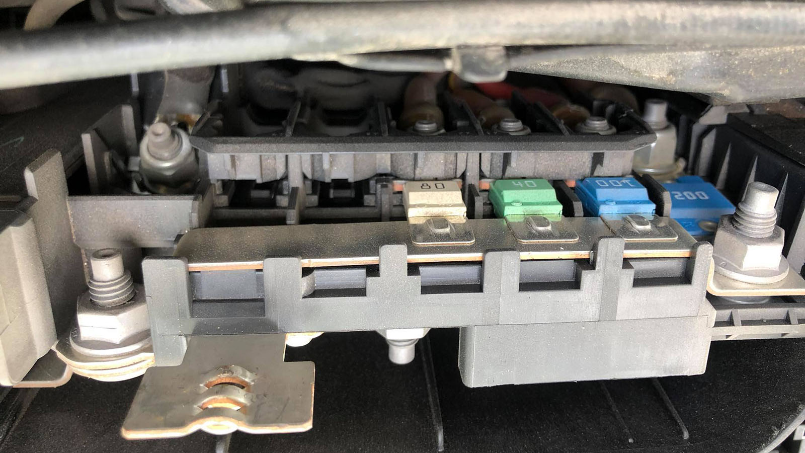 Pre Fuse box chụp trên xe CLA, sát vách ắc qui