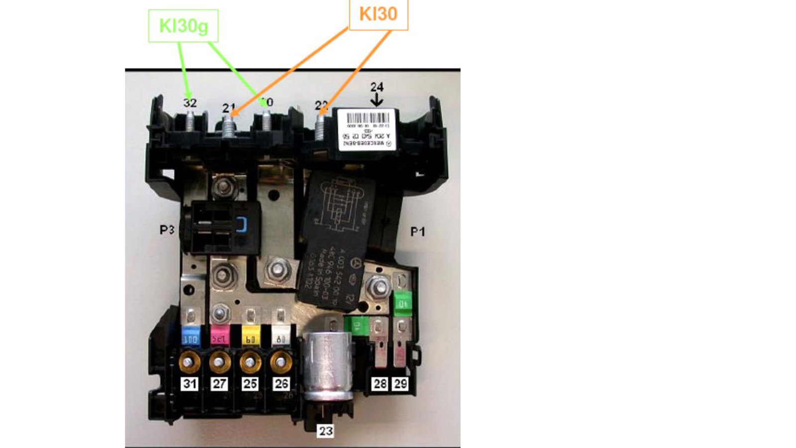 Pre Fuse Box trên Mercedes với cấu tạo nhiều cầu chì tổng bên trong, mỗi cái đảm nhận 1 khu vực