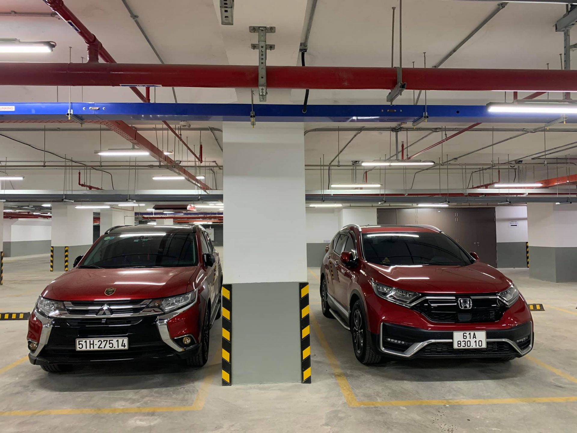 Honda CR-V 2020 bên cạnh Mitsubishi Outlander