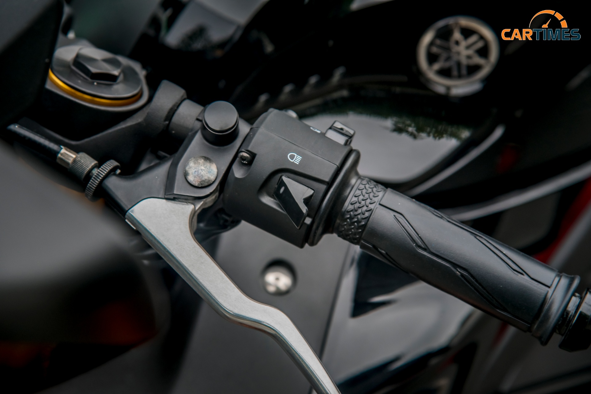Yamaha R3 2020 còn trang bị đèn nháy pha như trên xe ô tô
