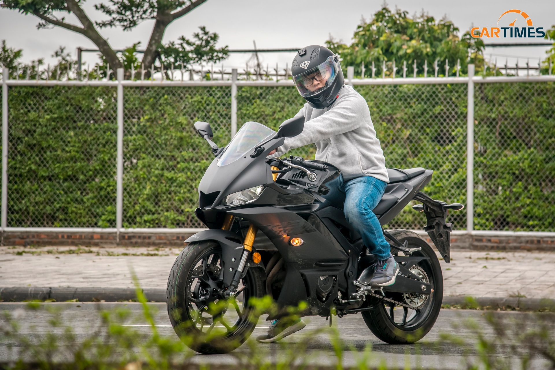 Những ai cao từ 1m65 trở lên có thể dễ dàng điều khiển chiếc xe 300cc này