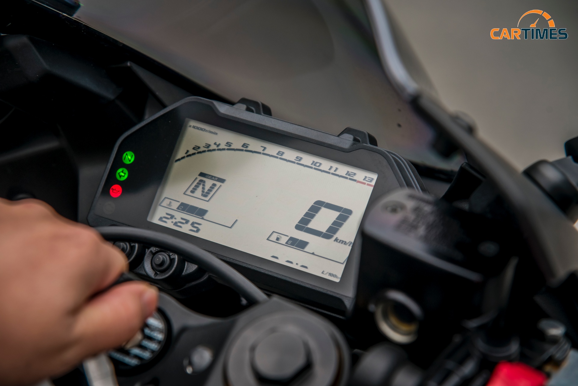 Đồng hồ hiển thị kỹ thuật số trên Yamaha R3 2020