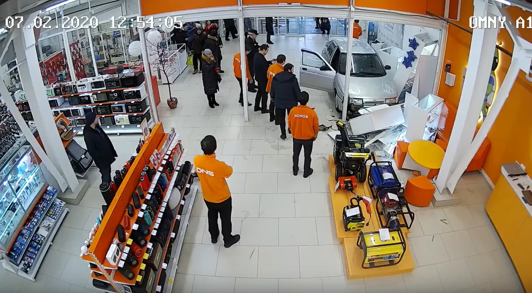 Hiện trường vụ tai nạn ô tô không người lái đâm xuyên siêu thị