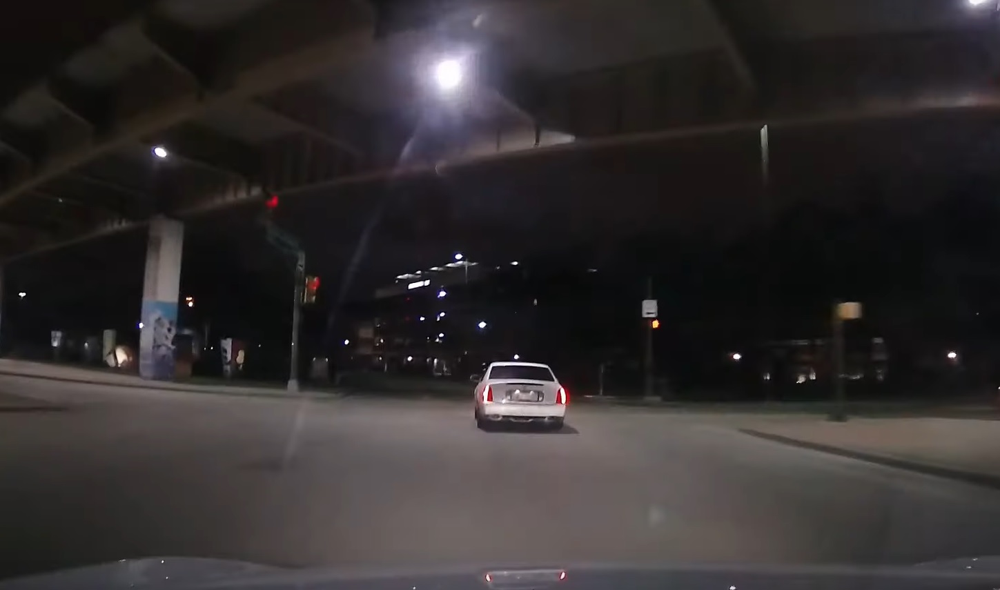 Xe Dashcam đuổi theo ô tô gây tai nạn để ghi lại biển số