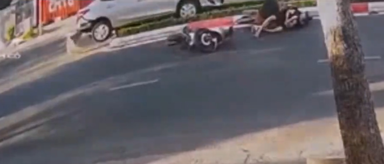 Hiện trường vụ tai nạn giao thông sau cú lùi xe của một nữ tài xế