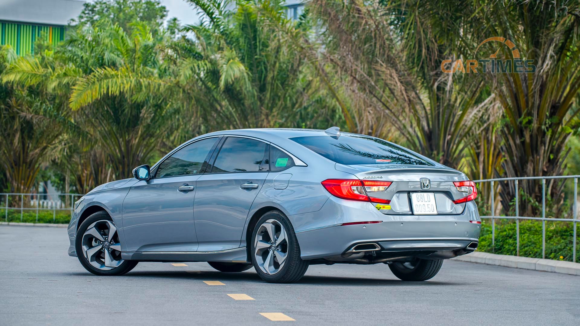 Đuôi xe được thiết kế đơn giản nhưng vẫn có điểm nhấn đặc trưng