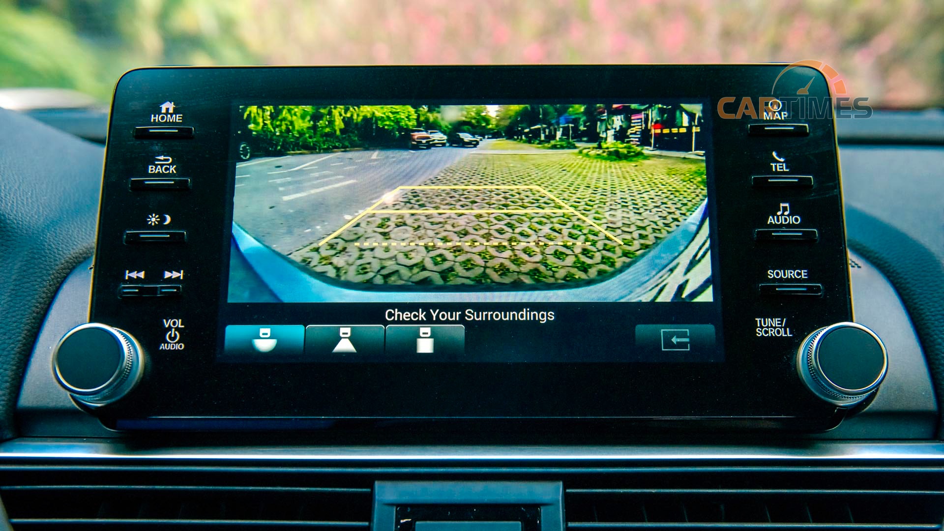 Camera ở phía bên hông của xe hỗ trợ người lái