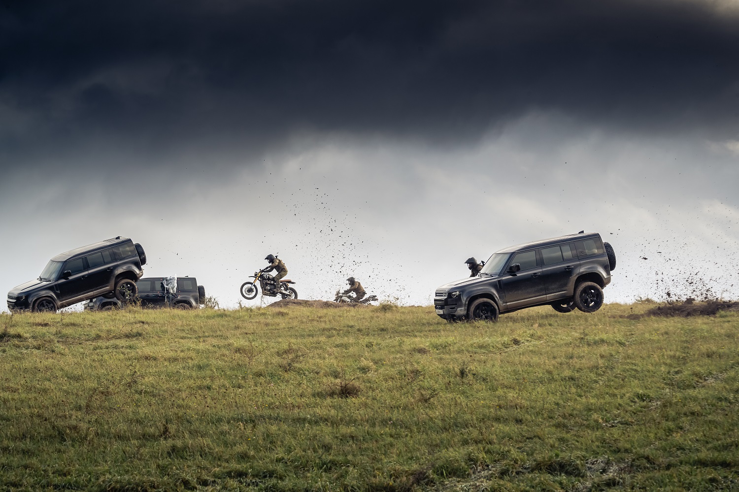 Land Rover Defender mới trong các cảnh rượt đuổi kịch tính của No Time To Die