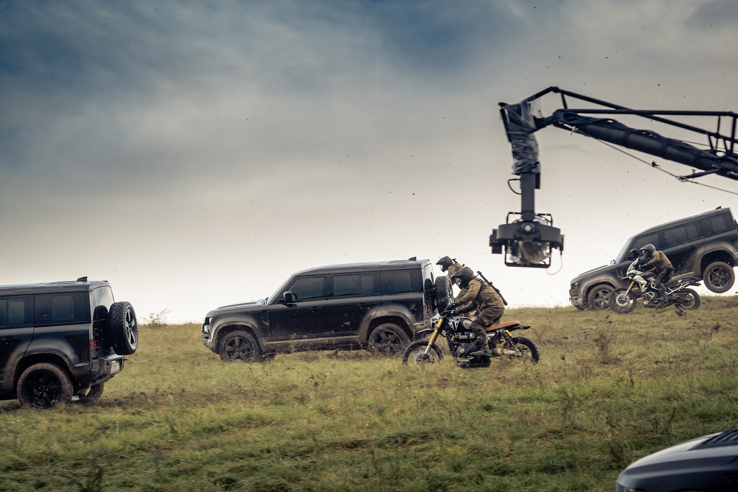 Land Rover Defender mới trong các cảnh rượt đuổi kịch tính của No Time To Die