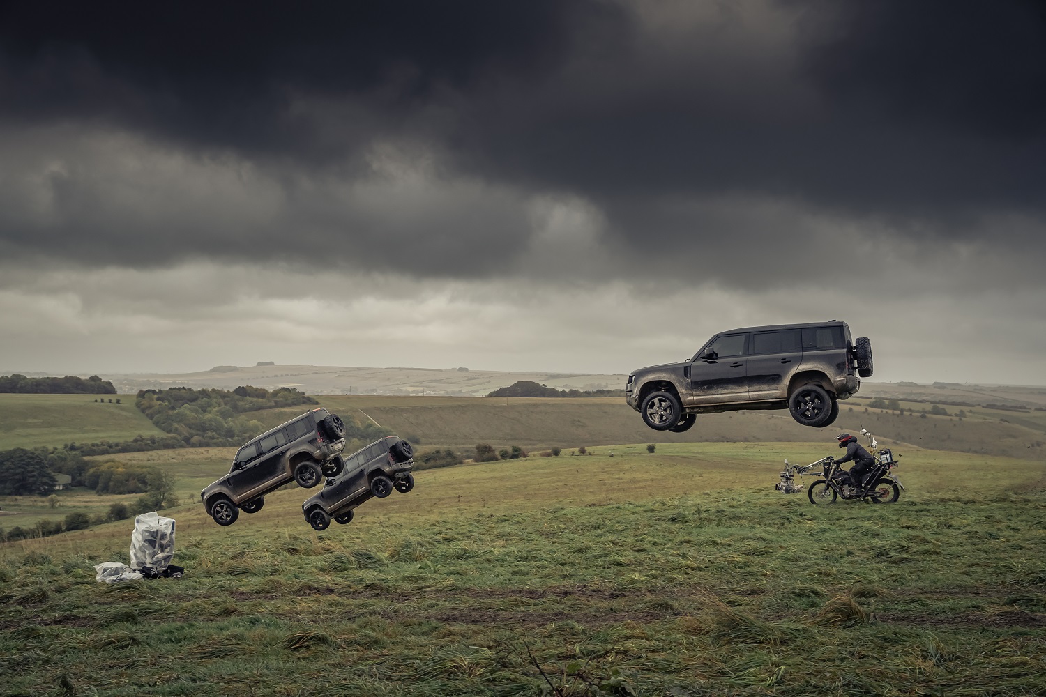 Land Rover Defender mới trong các cảnh rượt đuổi kịch tính của No Time To Die