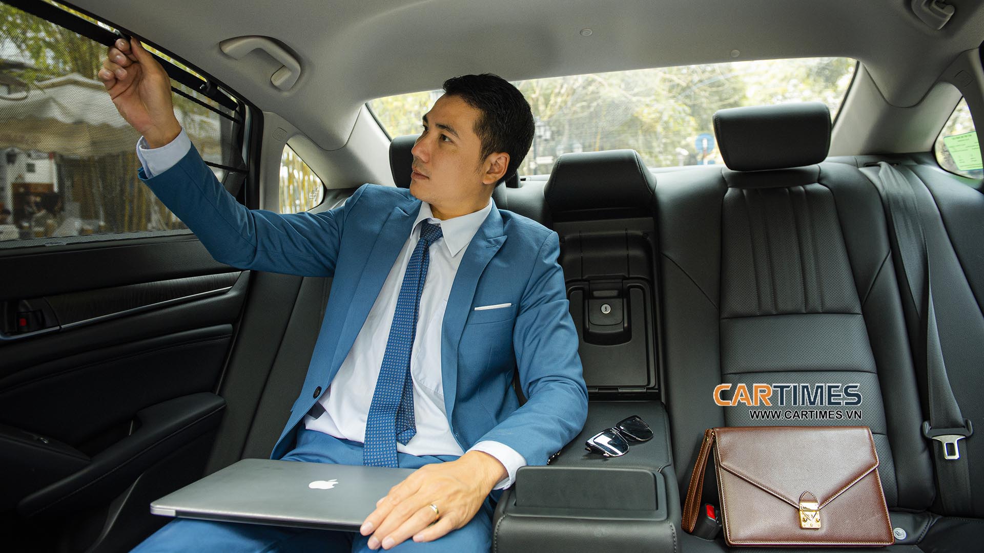 Hàng ghế phía sau vẫn mang tới sự êm ái, riêng tư nhất định