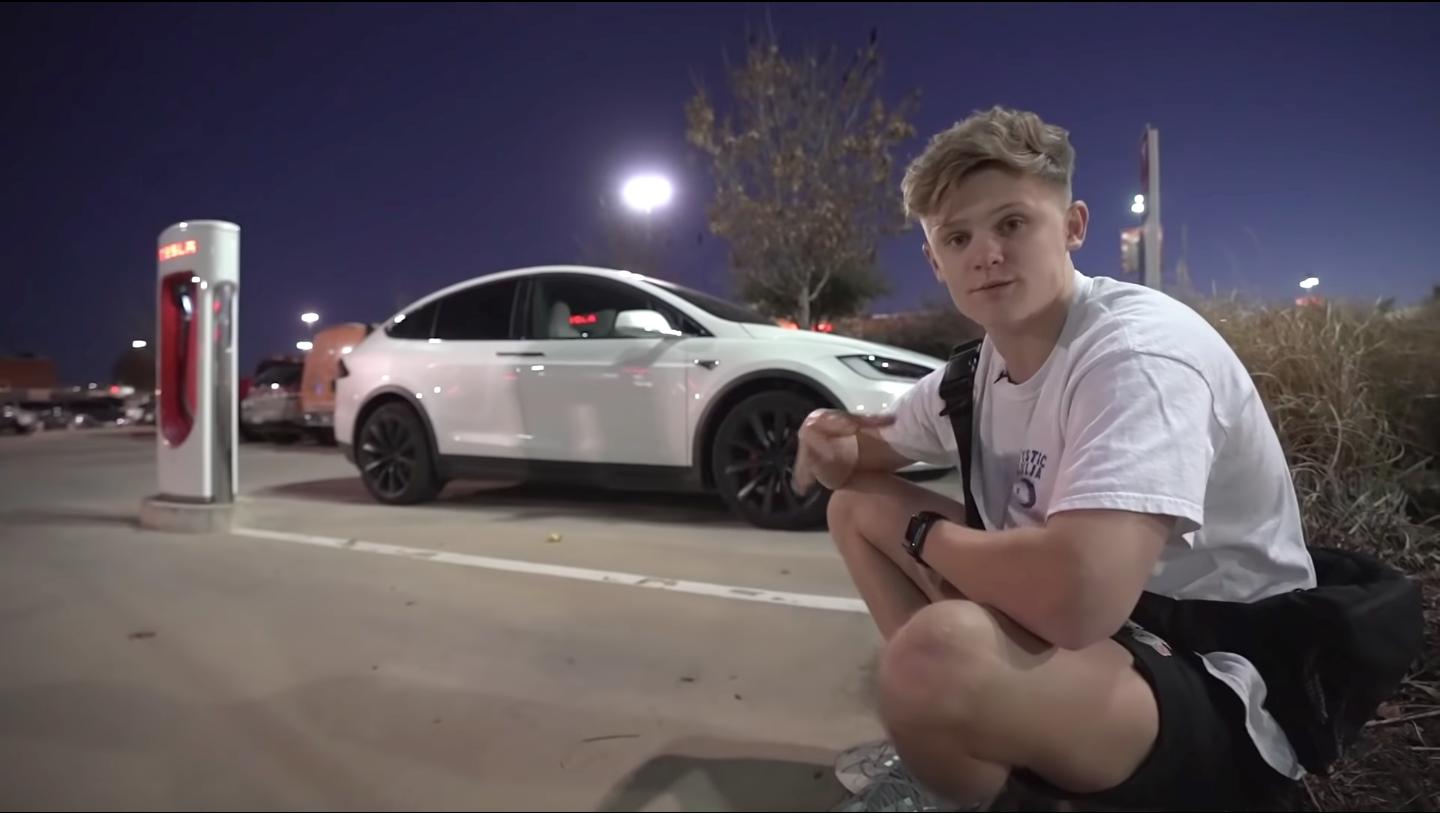 Ryan Trahan bên cạnh chiếc xe Tesla của mình