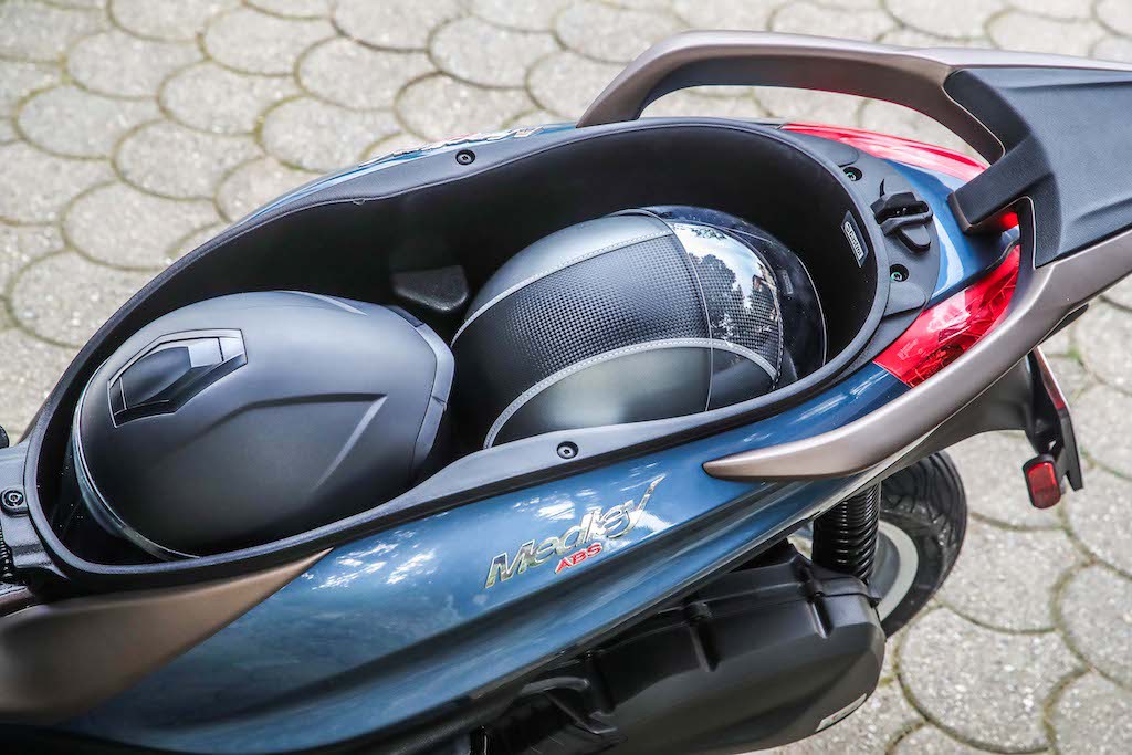 Cốp xe Piaggio Medley 2020