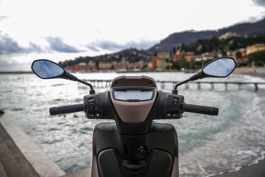 Thiết kế tay lái và mặt đồng hồ xe Piaggio Medley 2020