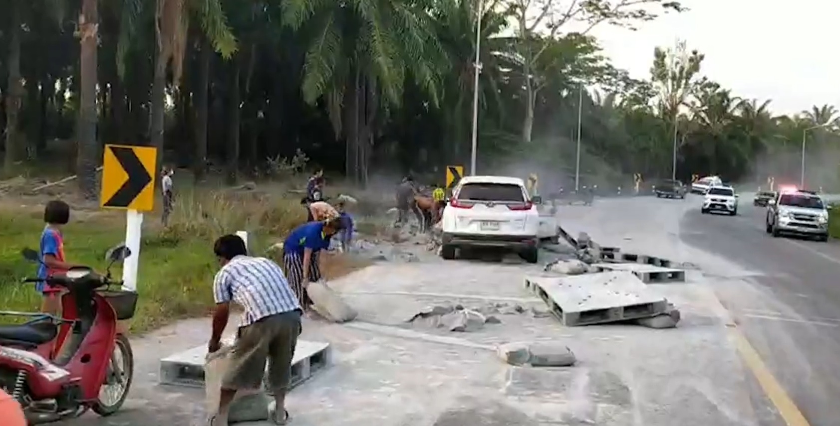 Hiện trường vụ tai nạn do xe đầu kéo mất lái gây ra