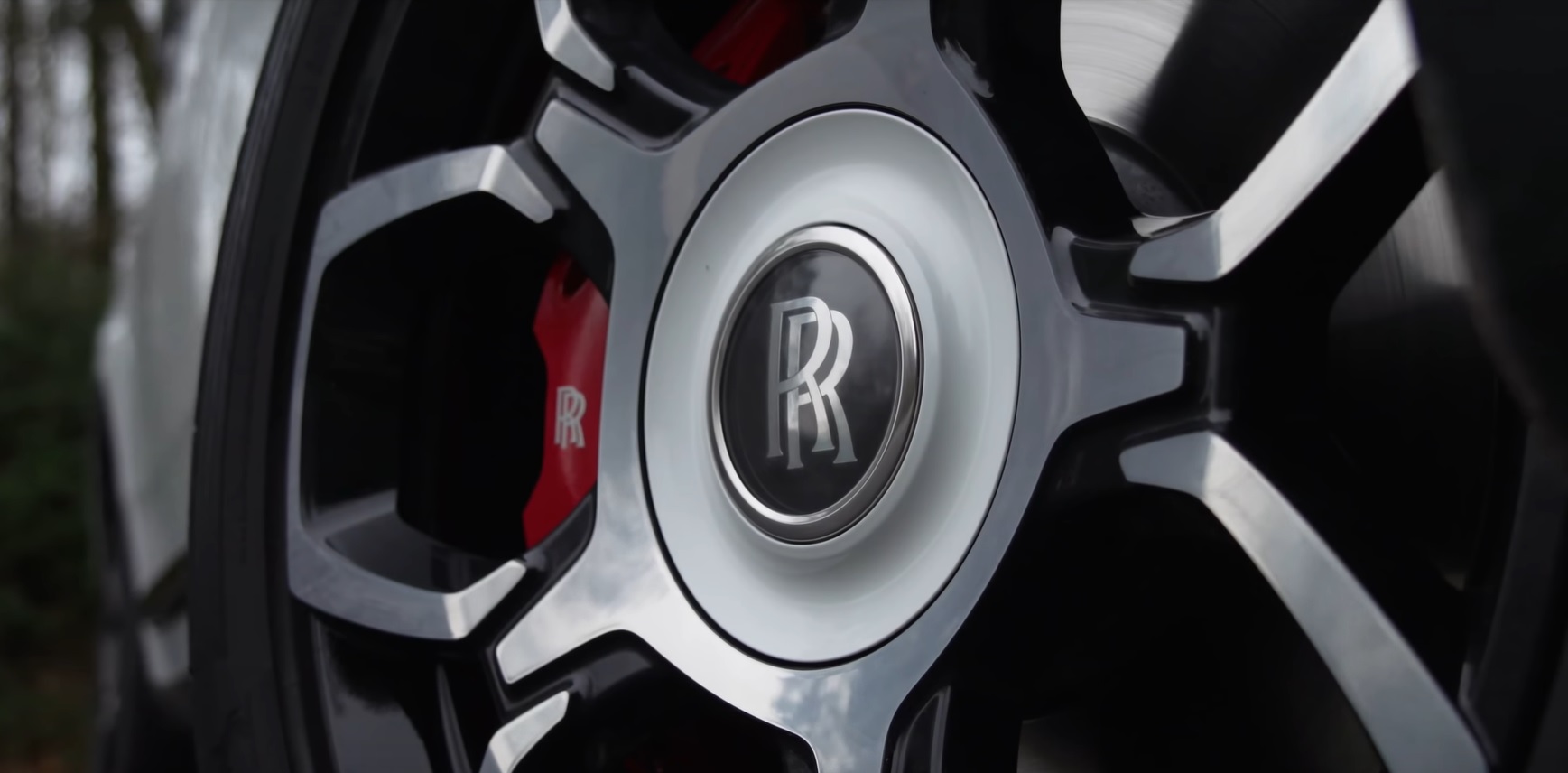 Rolls-Royce Cullinan drift ngoạn mục