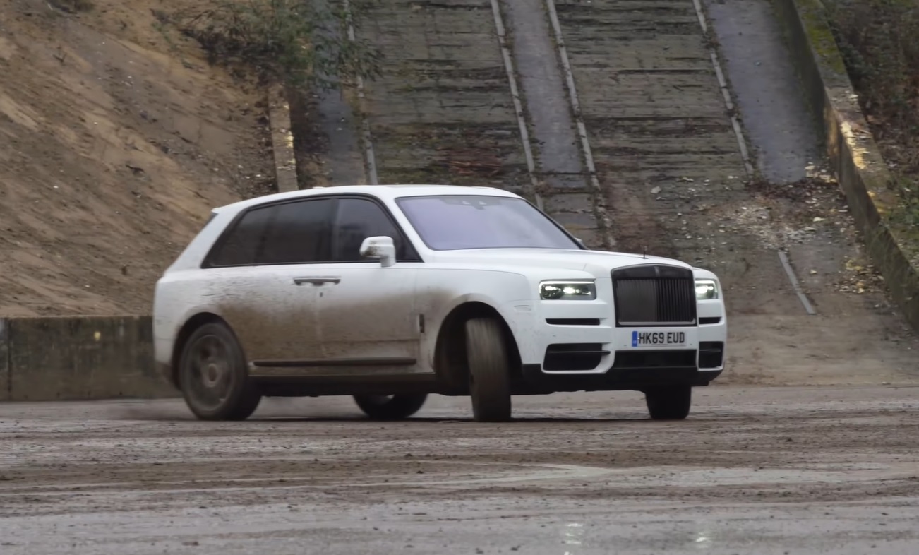 Rolls-Royce Cullinan drift ngoạn mục