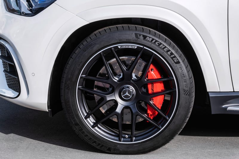 GLE 63 S Coupe được trang bị bộ mâm tiêu chuẩn kích thước 22 inch với kẹp phanh 6 piston màu đỏ.