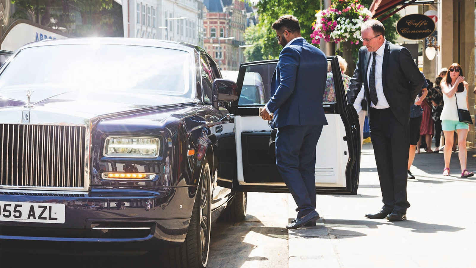 Mở cửa xe Rolls-Royce