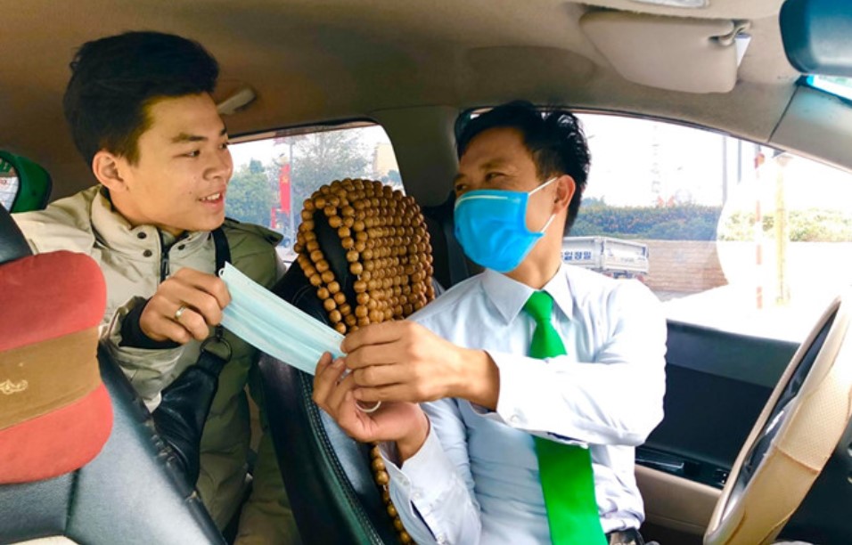 Di chuyển bằng taxi, ô tô có nguy cơ lây nhiễm virus corona như thế nào?