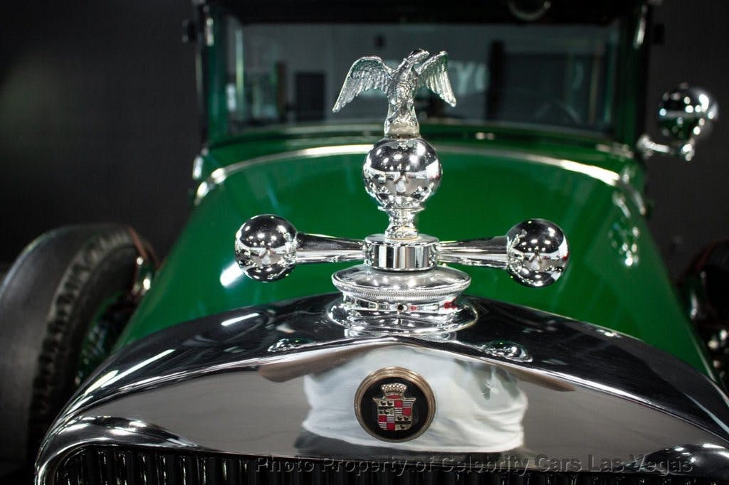 Chiếc Cadillac Bulletproof 1928 từng được sở hữu bởi một ông trùm khét tiếng nước Mỹ - Al Capone 