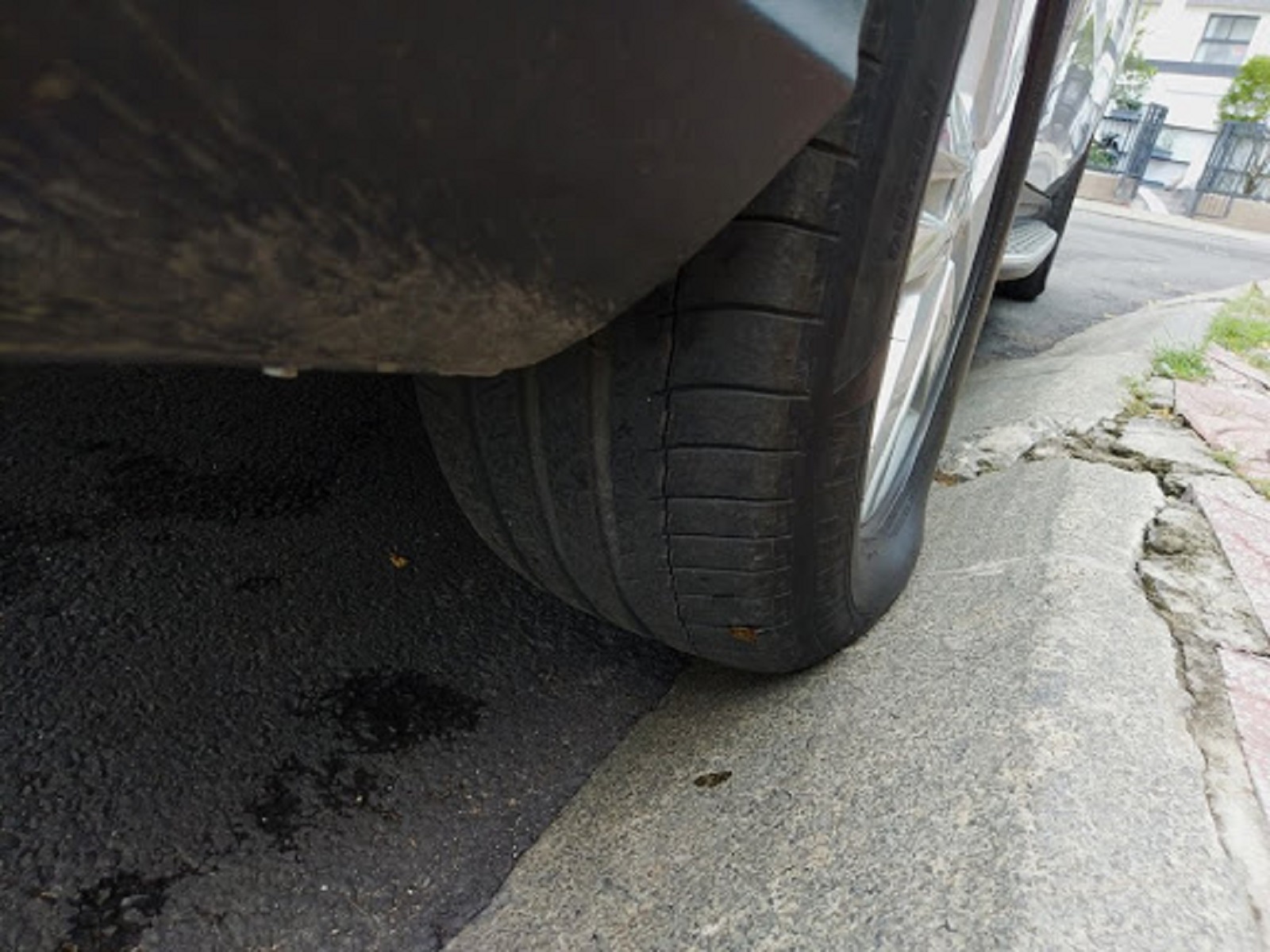 đỗ xe áp sát vào vỉa hè