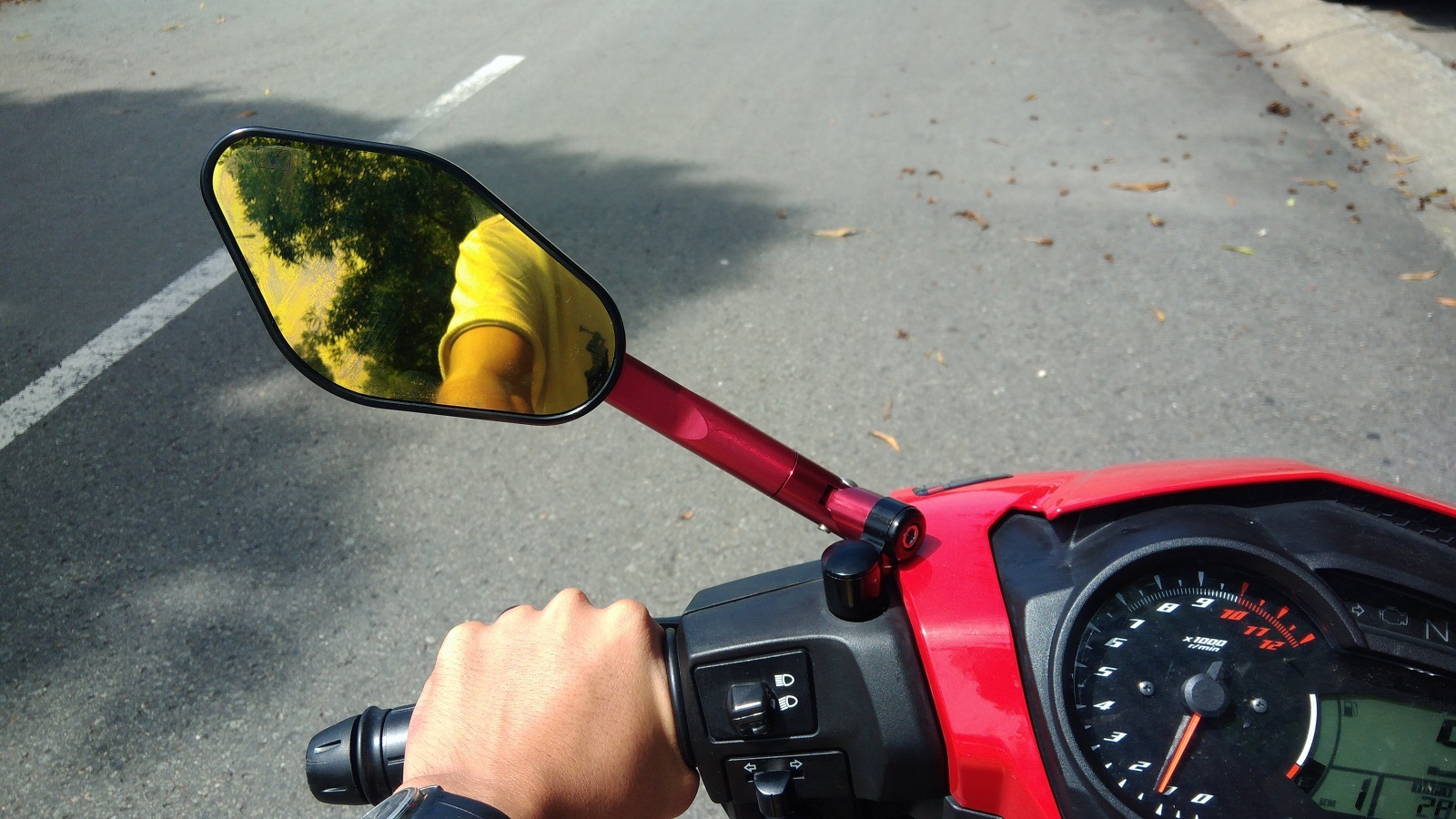 Xe máy lắp gương thời trang có bị xử phạt không?