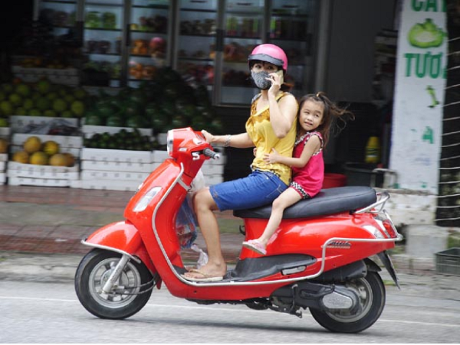 Vừa lái xe vừa sử dụng điện thoại